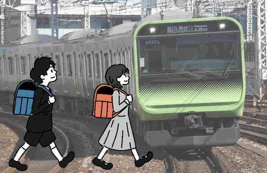 電車通学する小学生